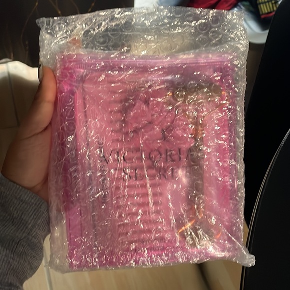 Victoria’s Secret self-care kit - Picture 6 of 7